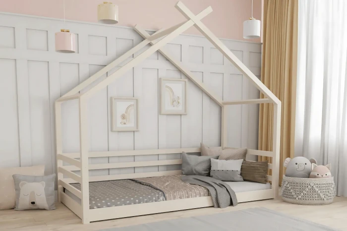 Beiges Hausbett aus Holz für Kinder im skandinavischen Stil mit gemütlichen Kissen.