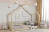 Modernes Hausbett für Kinder aus hellem Holz im skandinavischen Stil für das Kinderzimmer.