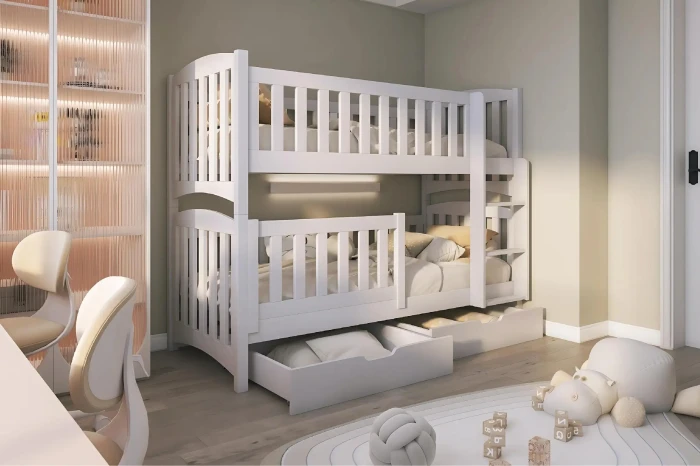 Weißes Holzetagenbett für Kinder mit Leiter, Rausfallschutz und zwei Schubkästen in modernem Zimmer.