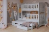 Weißes Etagenbett für Kinder mit Ausziehbett und Schubladen in einem verspielten Kinderzimmer.