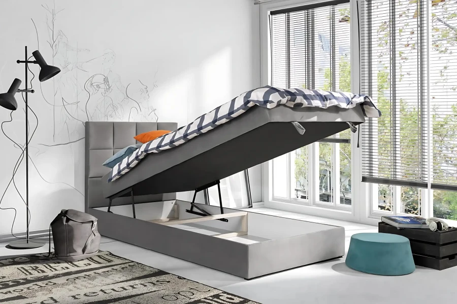 Funktionales Polsterbett mit hochgeklapptem Bettkasten bietet viel Stauraum im Schlafzimmer.