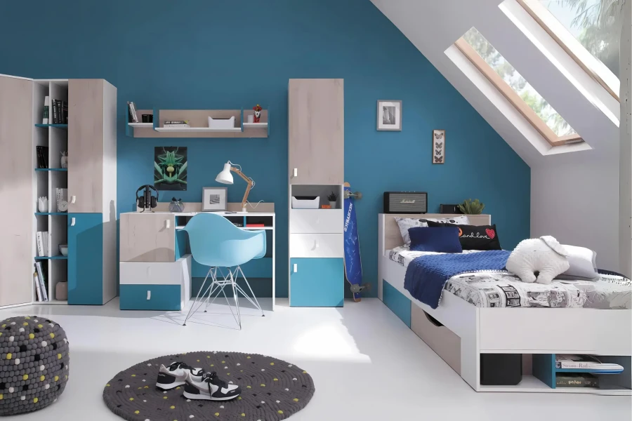 Stilvolles Jugendzimmer-Set in Blau und Weiß inklusive Bett und Schreibtisch.