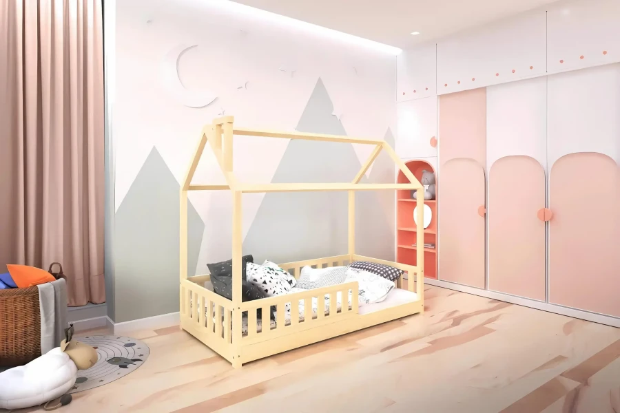 Gemütlich gestaltetes Kinderzimmer mit Hausbett in einer hellen Wohnumgebung.
