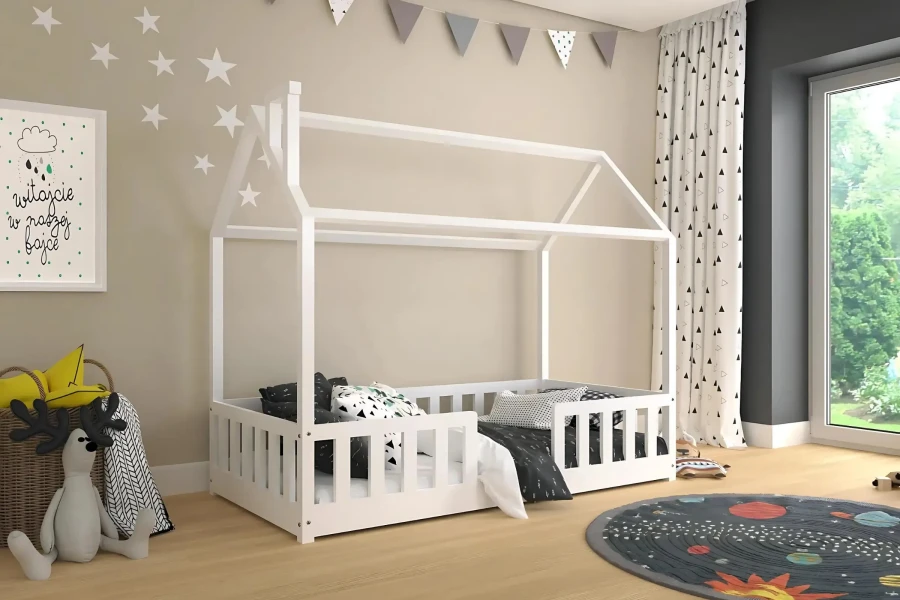 Modernes weißes Hausbett aus Holz mit Rausfallschutz im stilvoll eingerichteten Kinderzimmer.