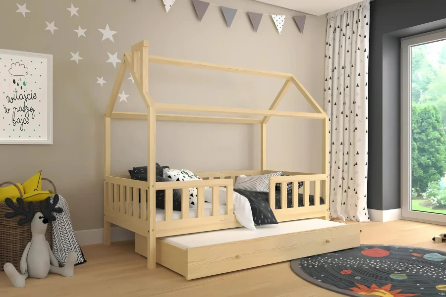 Gemütliches Kinderzimmer-Setup mit Hausbett, Sternen-Wanddeko und ausgezogenem Gästebett.