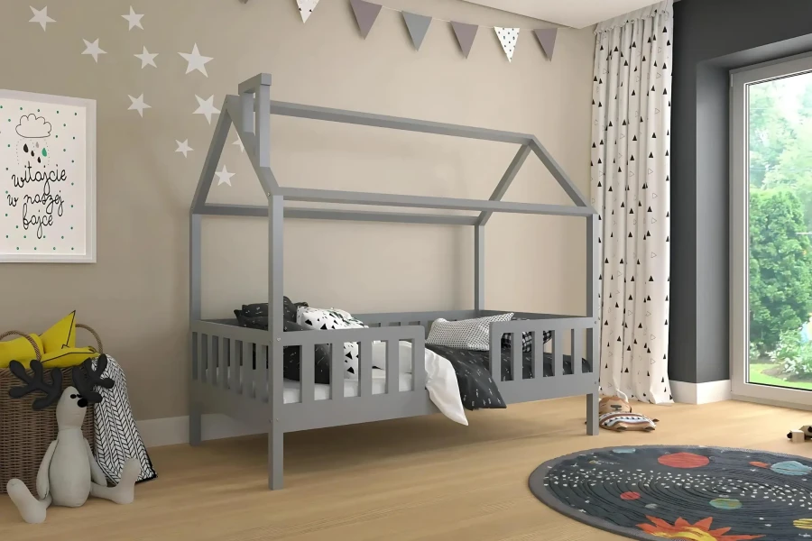 Modernes Kinderzimmer mit grauem Hausbett aus Holz, Stern-Wandtattoo und Spielteppich.