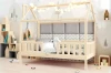 Hausbett aus Holz mit Lichterkette dekoriert in einem modern gestalteten Kinderzimmer.