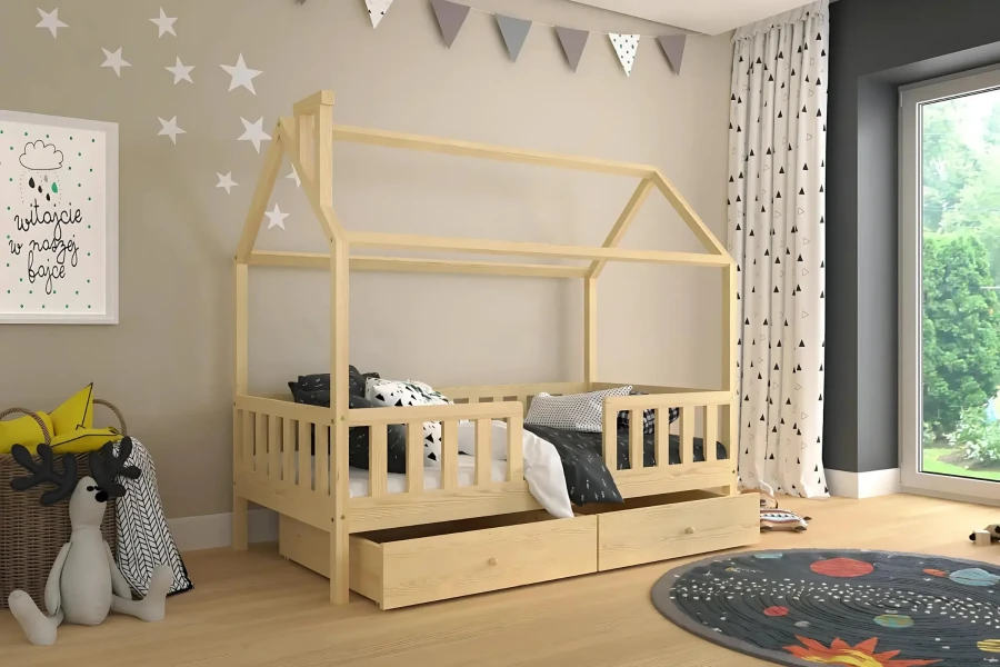 Hausbett im Kinderzimmer mit Sternen-Wandsticker, Teppich und verspielter Dekoration.