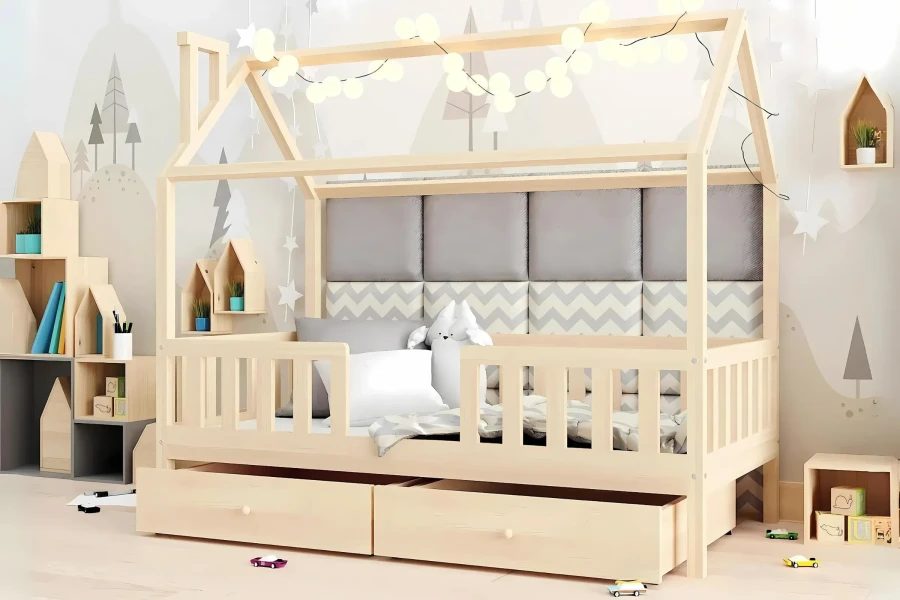 Hausbett aus Holz für Kinder mit Schubladen, Lichterkette und gepolsterter Rückwand im Kinderzimmer.