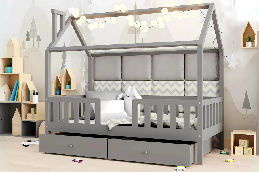 Graues Hausbett mit Lichterkette und Polsterpaneelen vor einer Berg-Wand.