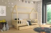 Gemütliches Kinderzimmer mit Hausbett aus Holz, Sternen-Wanddeko und buntem Kinderteppich.