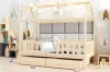 Hausbett mit Lichterkette und gepolsterten Wandpaneelen in einem modern gestalteten Kinderzimmer.