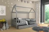 Graues Hausbett für Kinder mit Rausfallschutz und zwei Schubladen in modernem Kinderzimmer.