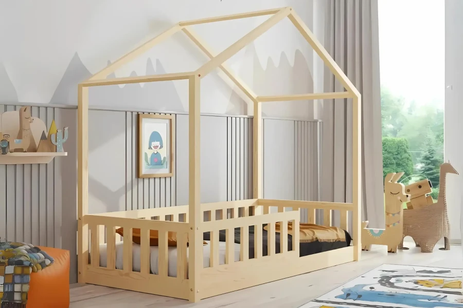 Hausbett aus Naturholz für Kinder in hellem Kinderzimmer mit Berg-Wandgestaltung.