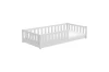 Weißes Kinderbett mit Rausfallschutz, klassisches Holz-Juniorbett für ein helles Babyzimmer.