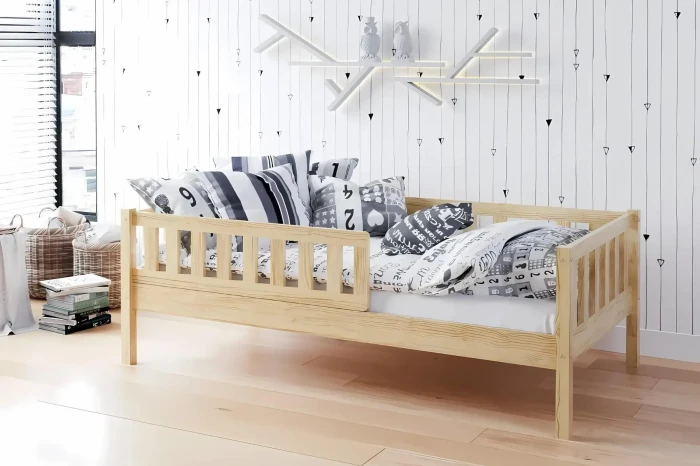 Eingerichtetes Kinderzimmer mit einem Holzbett, dekorativen Kissen und moderner Wandgestaltung.