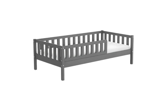 Graues Massivholz-Kinderbett mit Rausfallschutz, minimalistisches Design auf weißem Hintergrund.