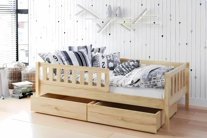 Eingerichtetes Kinderzimmer mit einem stabilen Funktionsbett aus Massivholz und dekorativen Kissen.