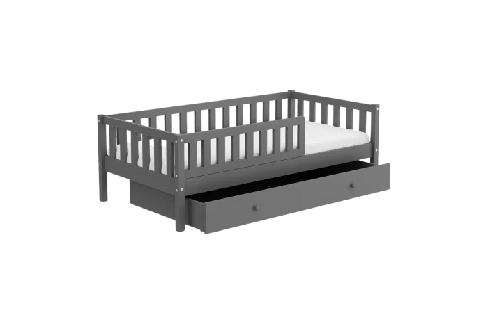 Graues Kinderbett aus Massivholz mit Rausfallschutz und ausziehbarer Schublade.