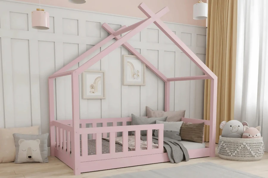 Roze huisbed voor kinderen in een moderne kinderkamer met uitvalbeveiliging en gezellige decoratie.