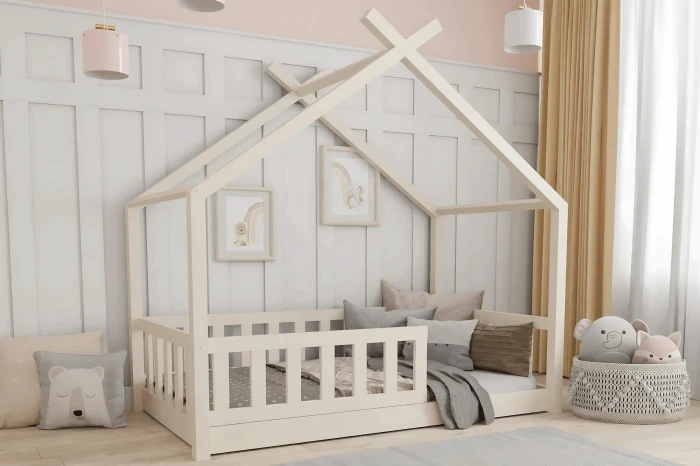 Weißes Kinderhausbett aus Holz in einem liebevoll dekorierten Kinderzimmer