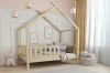 Naturfarbenes Kinder-Hausbett aus Massivholz mit Rausfallschutz für das Kinderzimmer.