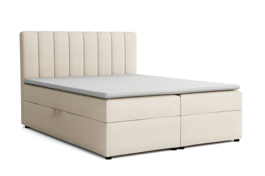 Cremefarbenes Boxspringbett mit Bettkasten und gestepptem Kopfteil vor weißem Hintergrund.