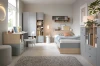 Eingerichtetes Jugendzimmer mit Einzelbett, Schreibtisch und Kleiderschrank in Grau und Holzoptik.