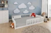 Modernes Kinderzimmer mit weißem Hausbett, Wolken-Wanddekoration und gemütlicher Atmosphäre.