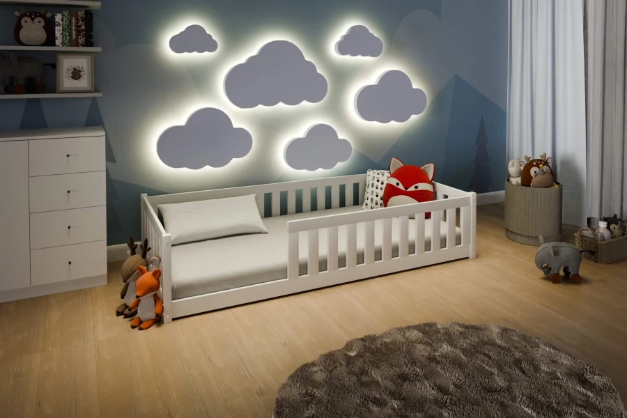 Beleuchtete Wolken an der Wand über einem weißen Kinderbett im Schlafzimmer.