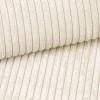 Cremefarbener Cordstoff mit feiner Rippenoptik, weiche Textur.
