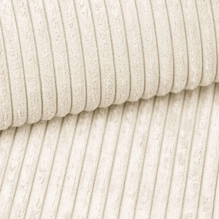 Cremefarbener Cordstoff mit feiner Rippenoptik, weiche Textur.
