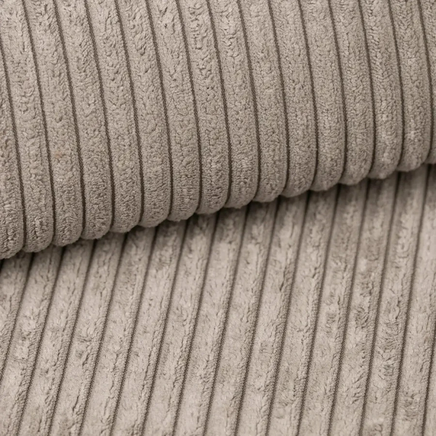 Taupefarbener Cordstoff, strapazierfähige Rippenstruktur für Sofas.