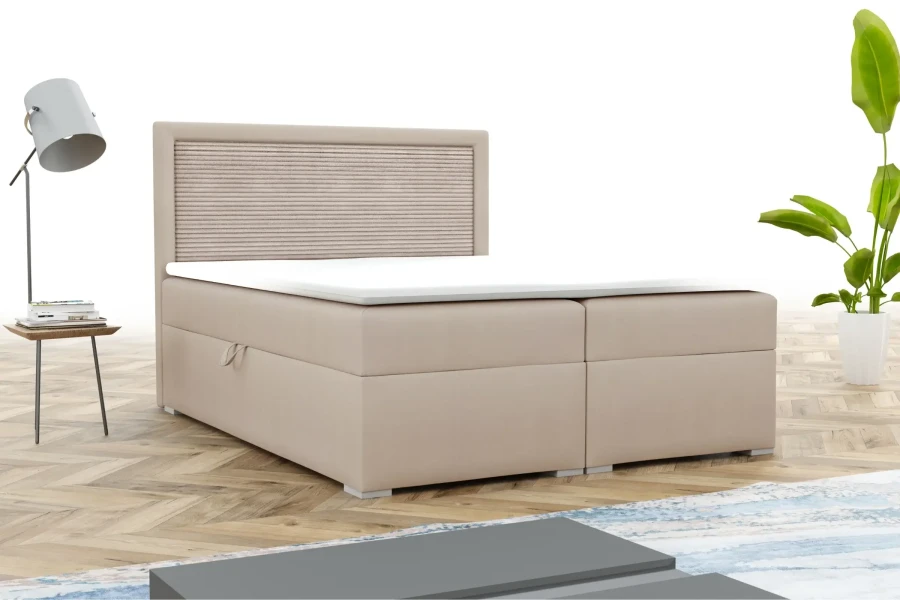 Modernes beige Boxspringbett mit gestreiftem Kopfteil in wohnlicher Atmosphäre.