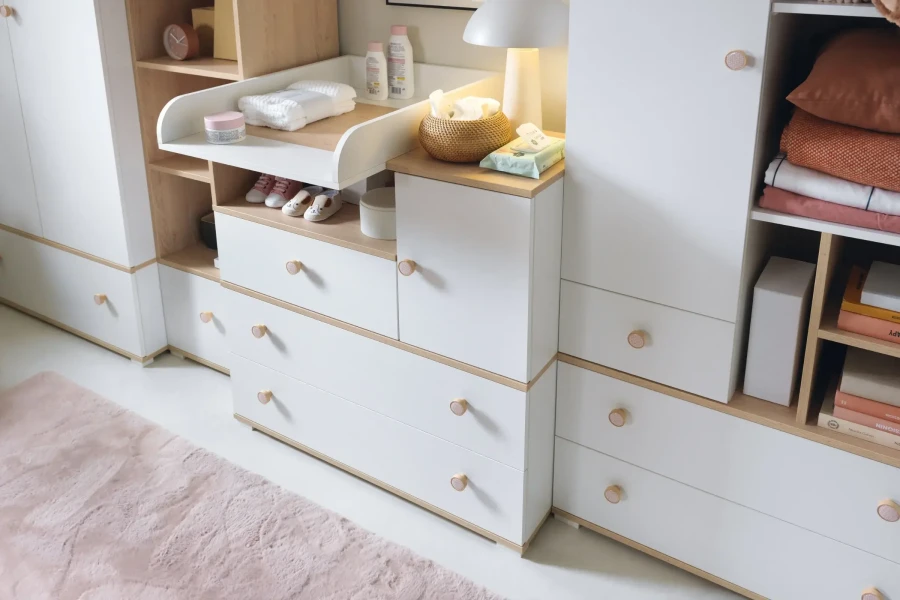Komplette Kinderzimmer-Einrichtung mit Wickelkommode und Schränken in Weiß-Eiche-Optik.