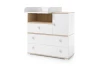 Wickelkommode im skandinavischen Design in Weiß-Holz-Optik fürs Babyzimmer.