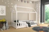 Weißes Kinderhausbett in einem Zimmer mit Sternen-Wandstickern und Weltraum-Teppich.