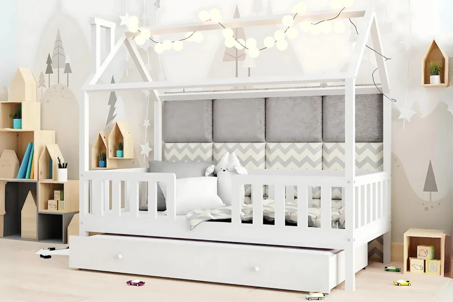 Hausbett für Kinder mit Lichterkette, Polster-Rückwand und Holzspielzeug im hellen Zimmer.