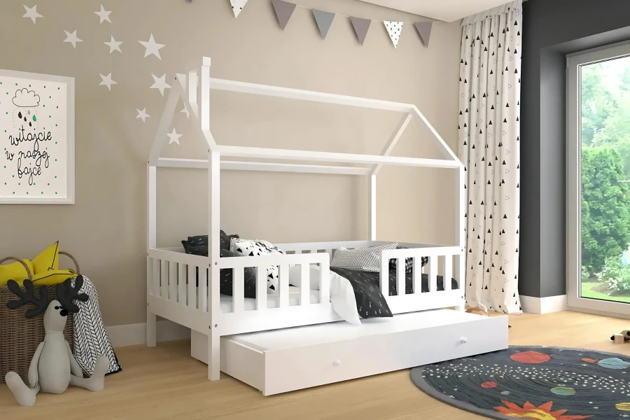 Gemütlich eingerichtetes Kinderzimmer mit einem weißen Hausbett und Sternen-Wanddeko.