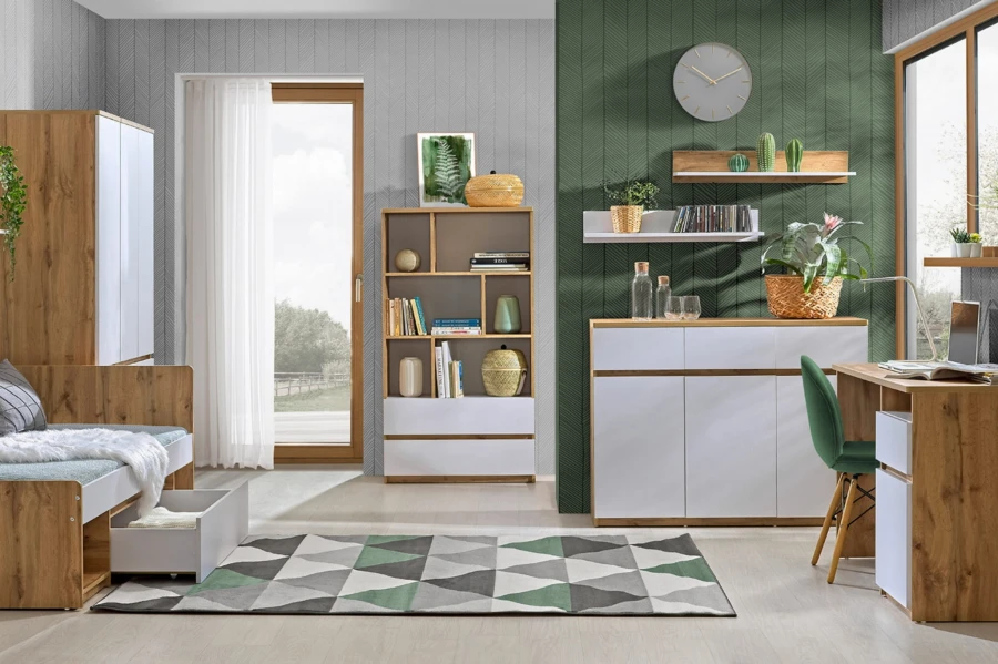 Modernes Jugendzimmer mit Holzbett, Schreibtisch und weißer Kommode vor grüner Wand.