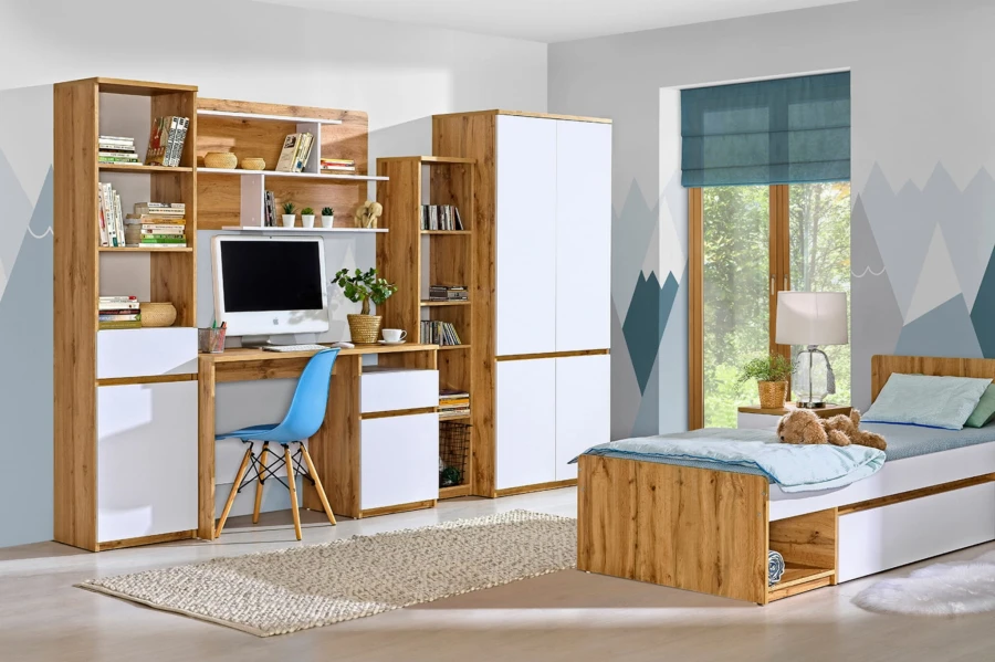 Jugendzimmer-Möbel in Eiche-Weiß mit Bett, Schreibtisch und blauem Stuhl vor Bergtapete.