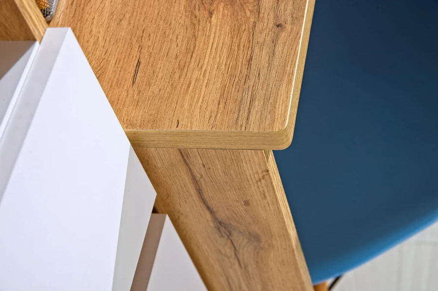 Detailaufnahme einer abgerundeten Schreibtischplatte in Eiche-Optik mit weißen Elementen.