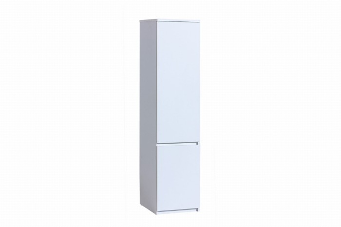 Schmaler, weißer Hochschrank mit zwei Türen für minimalistische Raumgestaltung.