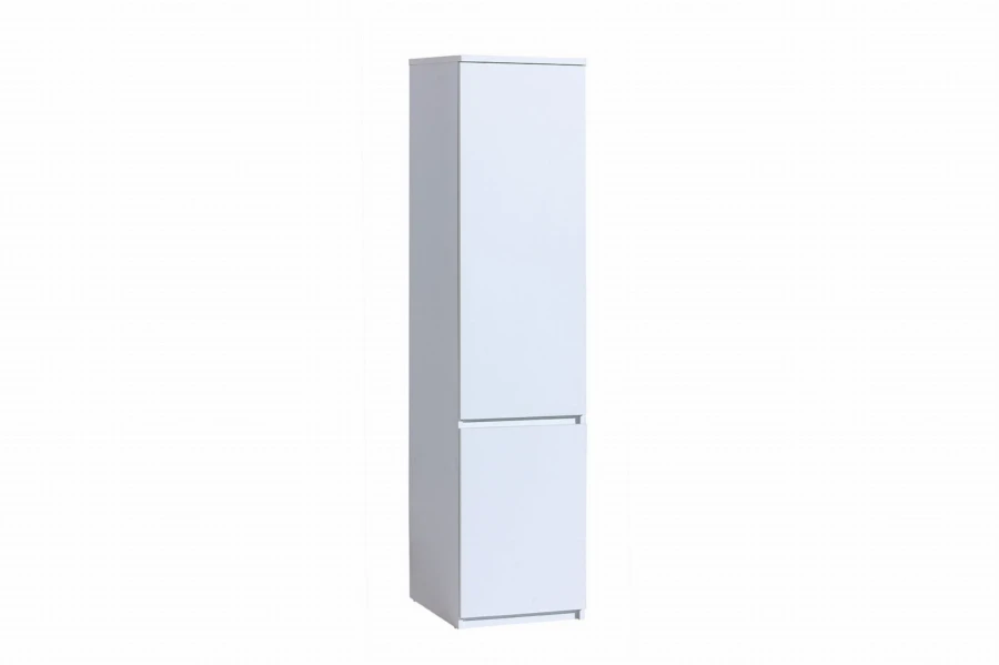 Schmaler, weißer Hochschrank mit zwei Türen für minimalistische Raumgestaltung.