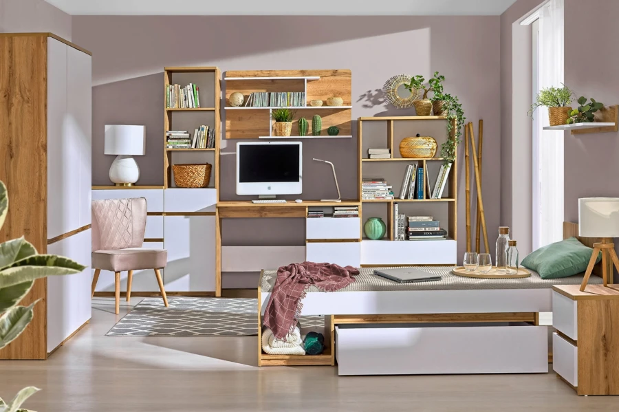 Komplettes Jugendzimmer Set in Eiche-Optik mit Schreibtisch, Regalen und Bett.