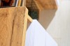 Nahaufnahme der robusten Oberfläche eines Holzschreibtisches mit weißen Details.