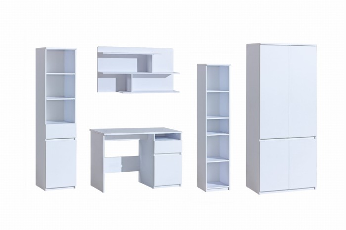 Komplettes Möbel-Set in Weiß mit Schreibtisch, Kleiderschrank und Standregalen.