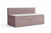Roze gestoffeerd bed met bedbak, geribbeld hoofdbord en witte topper.