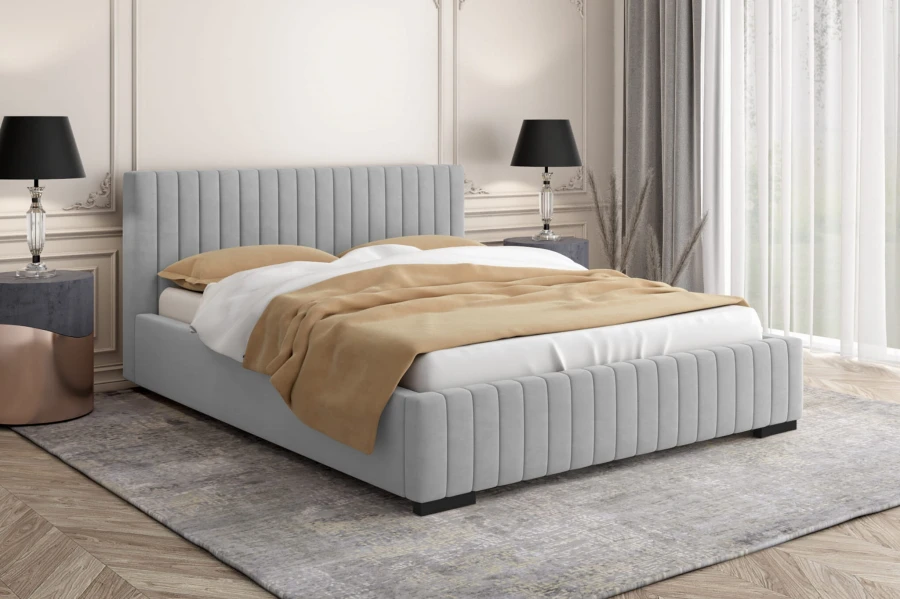 Modernes hellgraues Polsterbett in elegantem Schlafzimmer mit schwarzen Nachttischlampen.