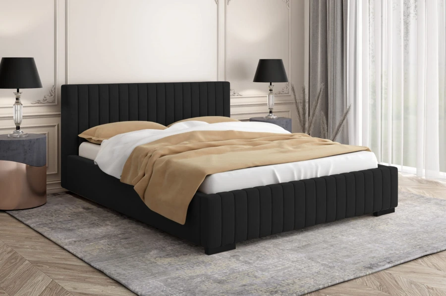 Modern zwart gestoffeerd bed with beige beddengoed in een stijlvolle slaapkamer.